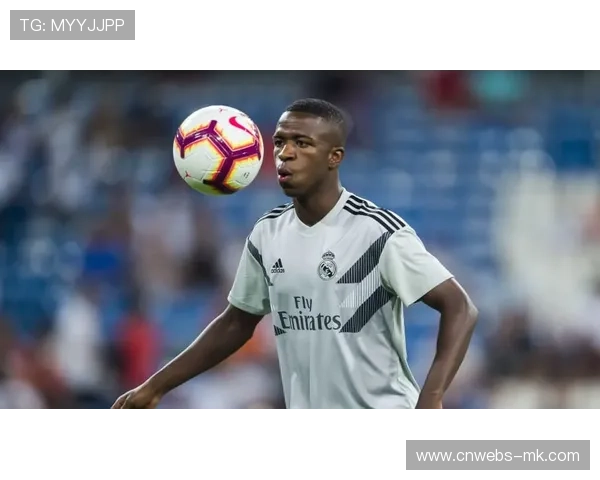 伯纳乌球迷反应两极：欢呼姆巴佩，嘘声维尼修斯